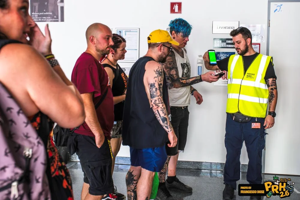 Vrsta obiskovalcev med preverjanjem vstopnic na Punk Rock Holiday 2.6, foto Francesco Dose